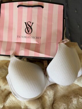 Victoria's Secret White Ribbed Molded T-Shirt Bra